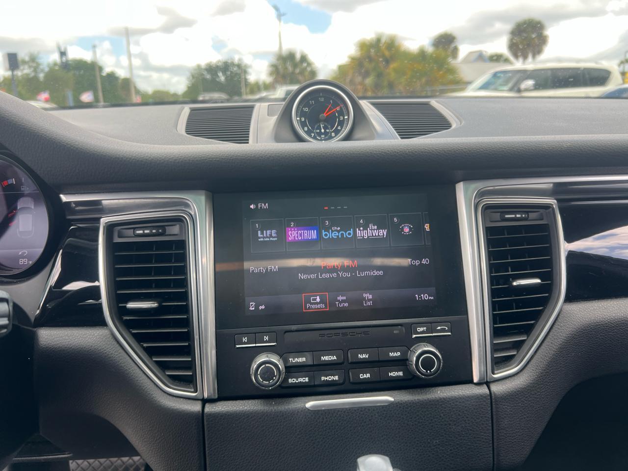 Porsche Macans - Thumbnail 18