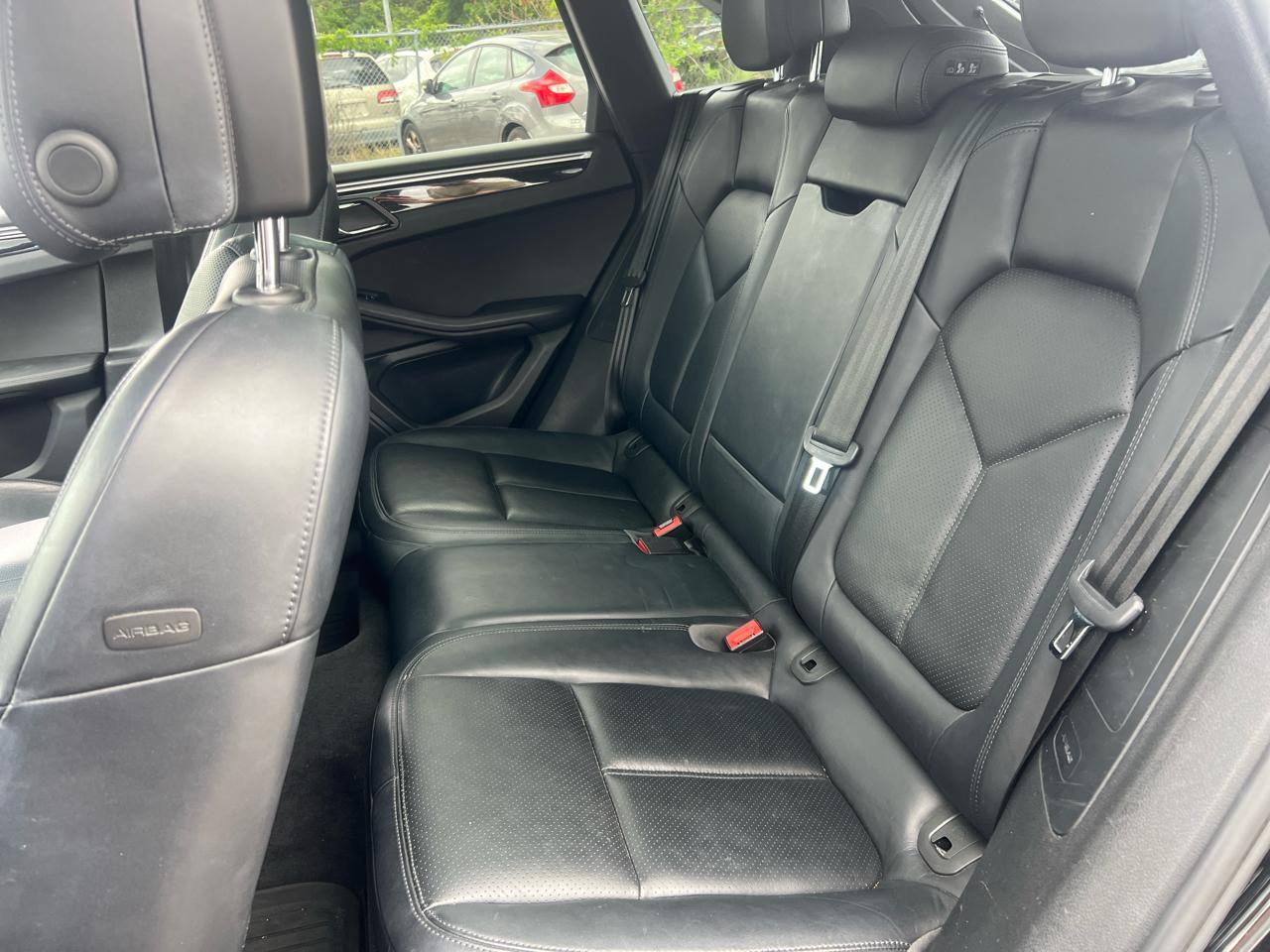 Porsche Macans - Thumbnail 15