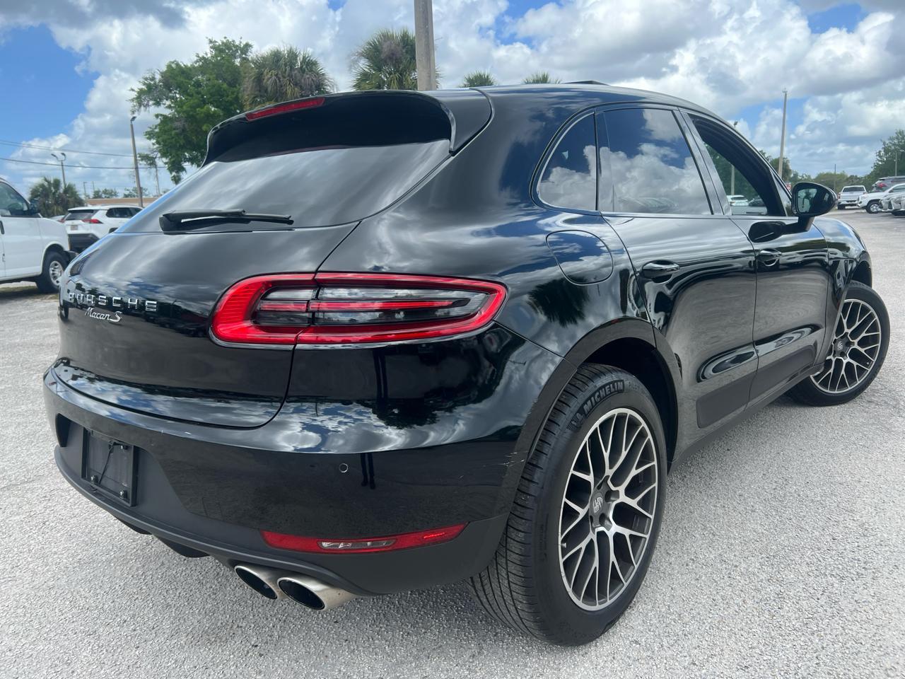 Porsche Macans - Thumbnail 8