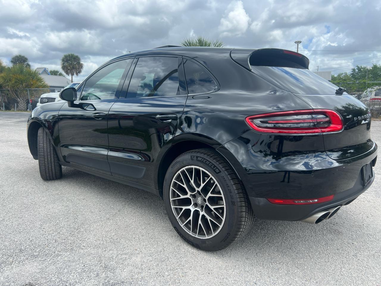 Porsche Macans - Thumbnail 5