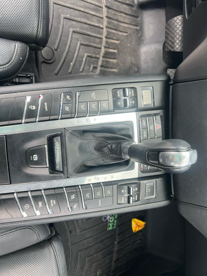 Porsche Macans - Thumbnail 17