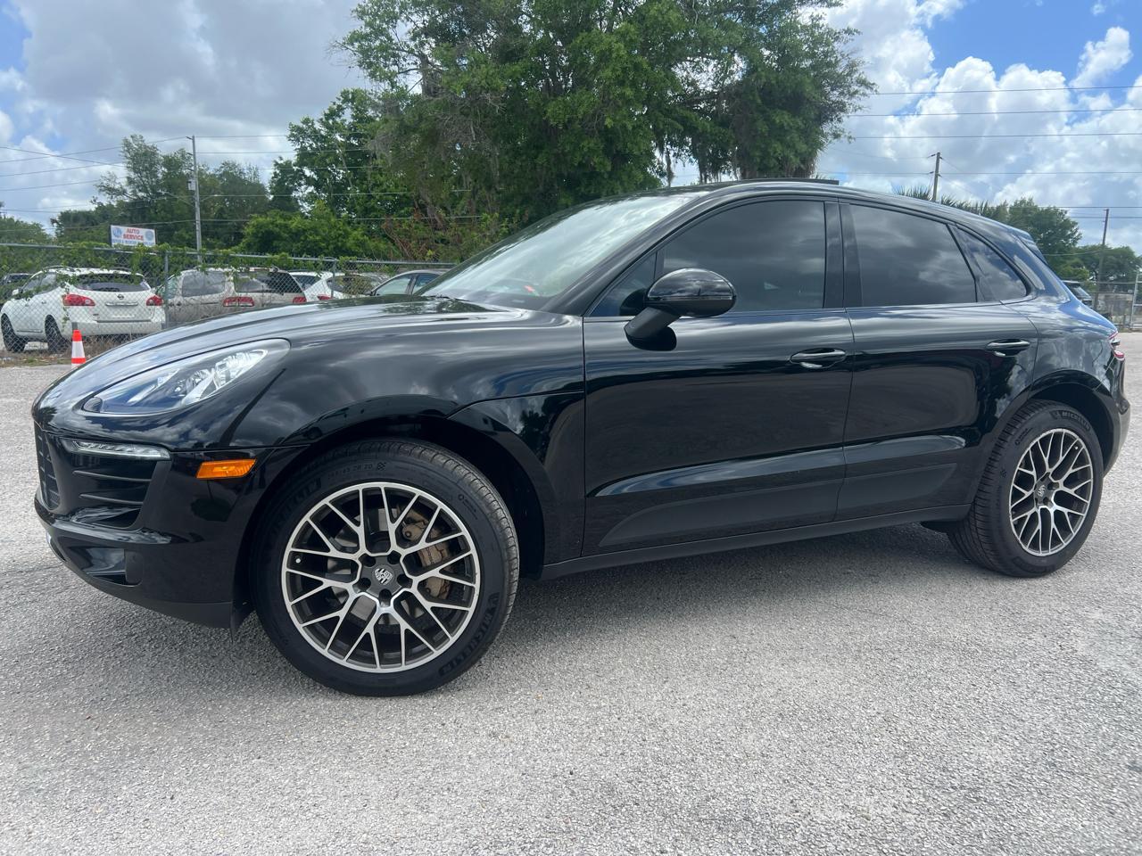 Porsche Macans - Thumbnail 3