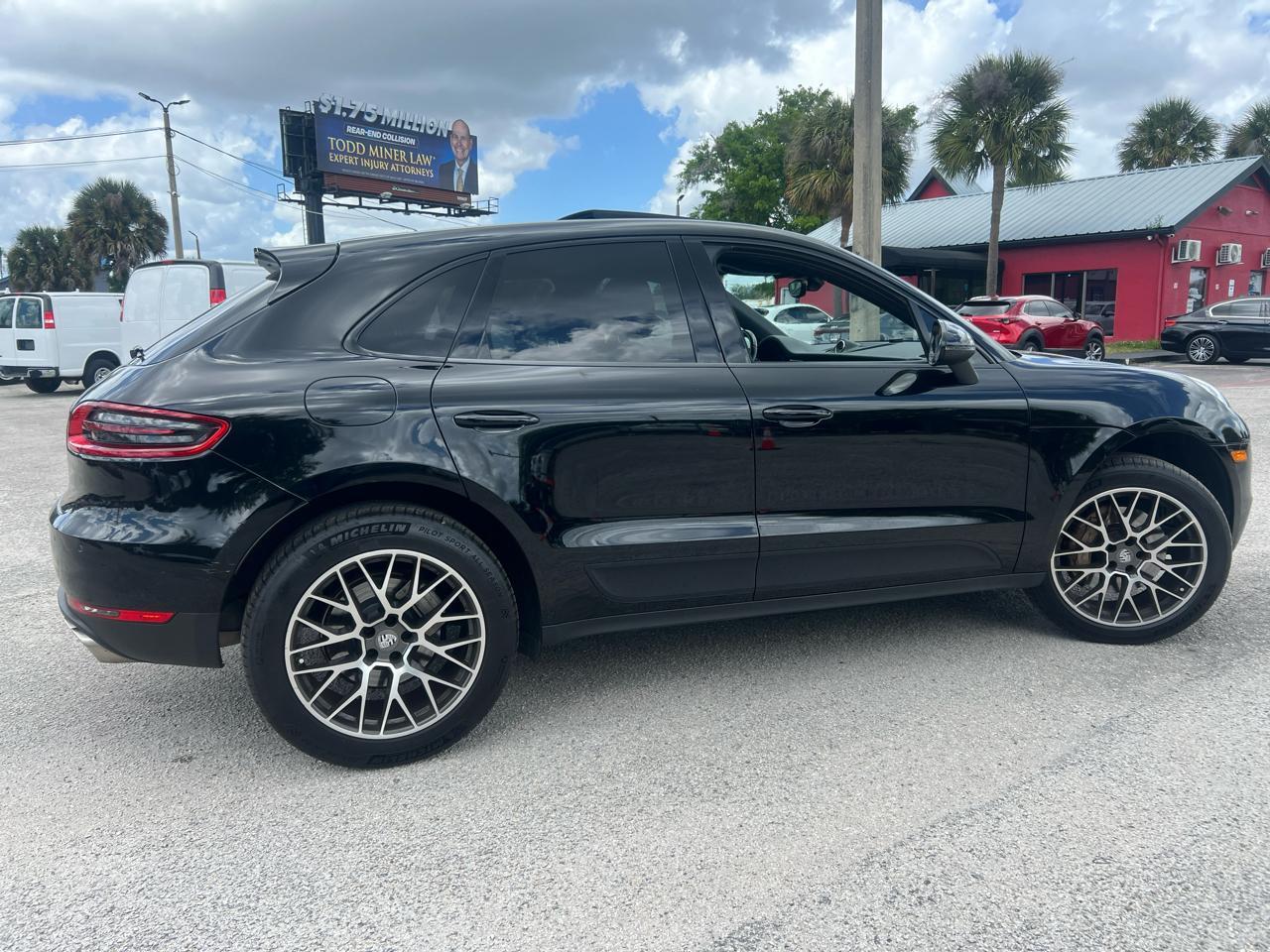 Porsche Macans - Thumbnail 9