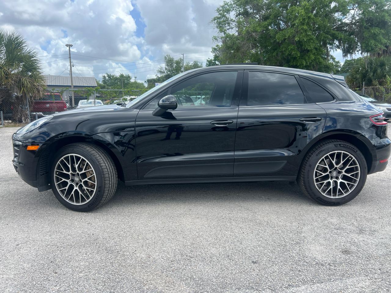 Porsche Macans - Thumbnail 4