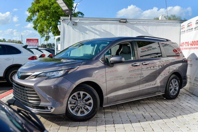 TOYOTA SIENNA - Thumbnail 3