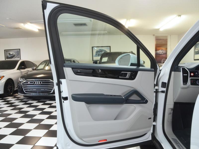 Porsche Cayenne S *1 Owner*Premium +*Park Assist*100K+ Msrp*17,800 Mi* - Thumbnail 16