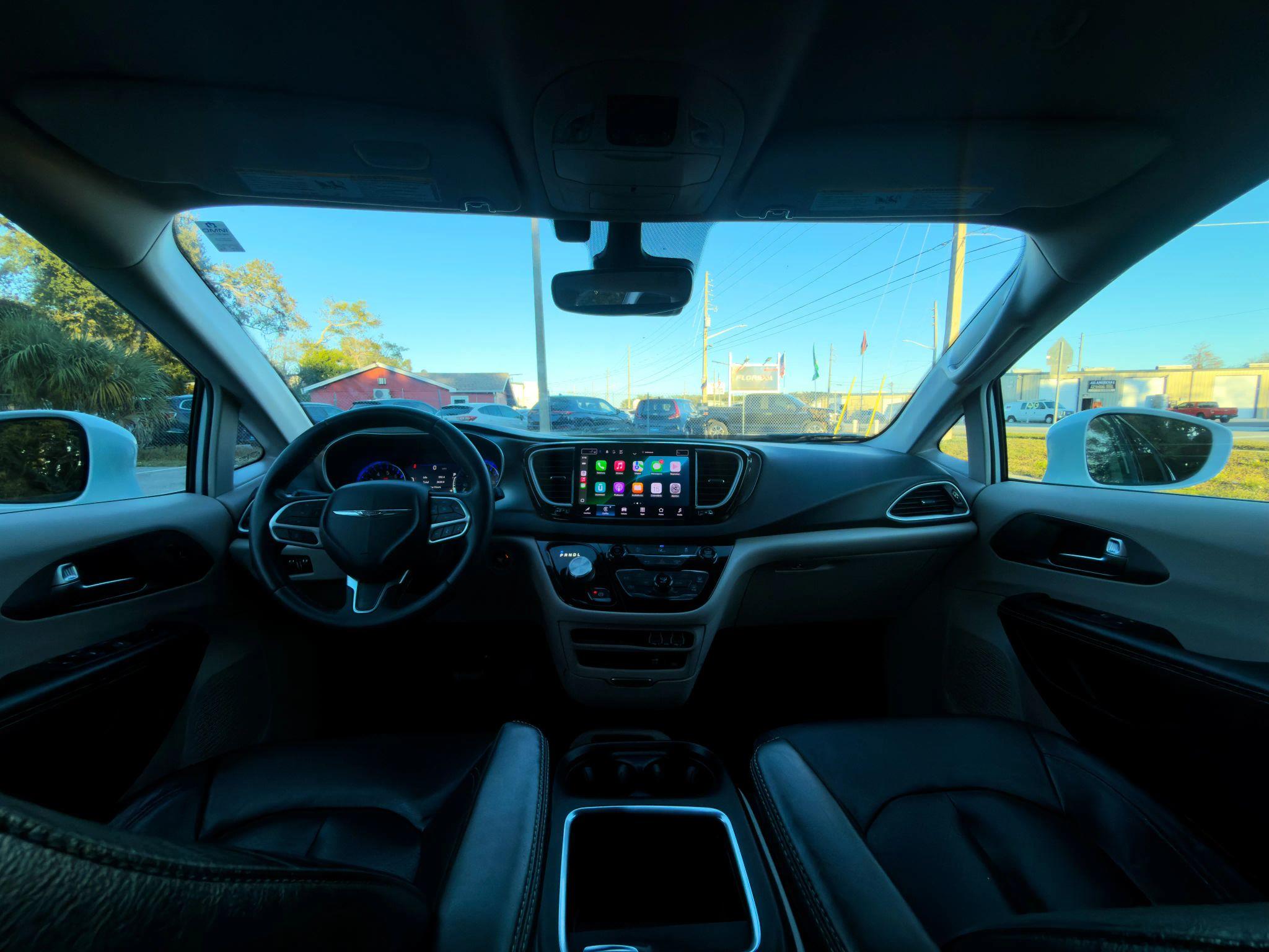 Chrysler Pacifica Touring L - Thumbnail 5