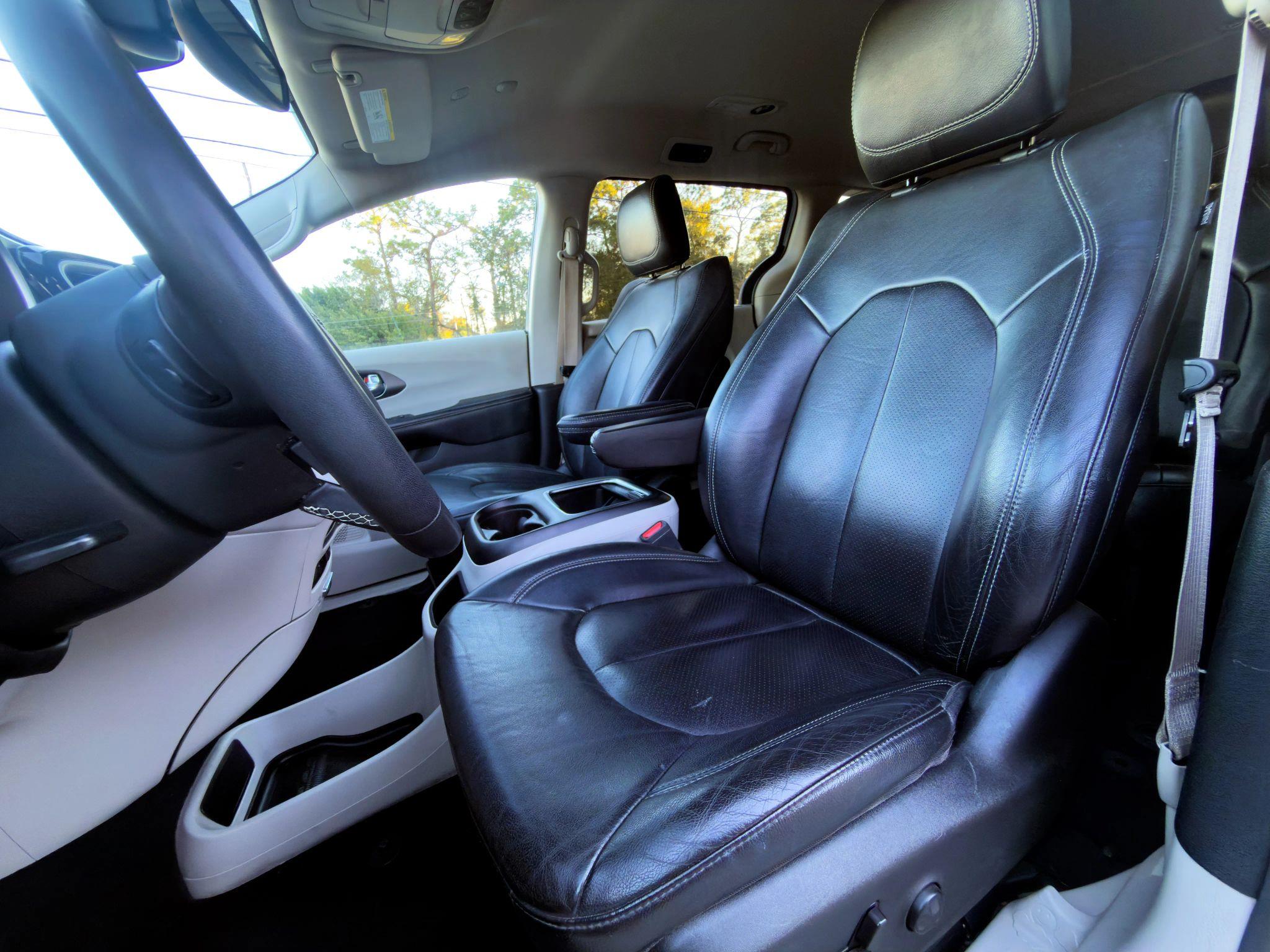 Chrysler Pacifica Touring L - Thumbnail 6