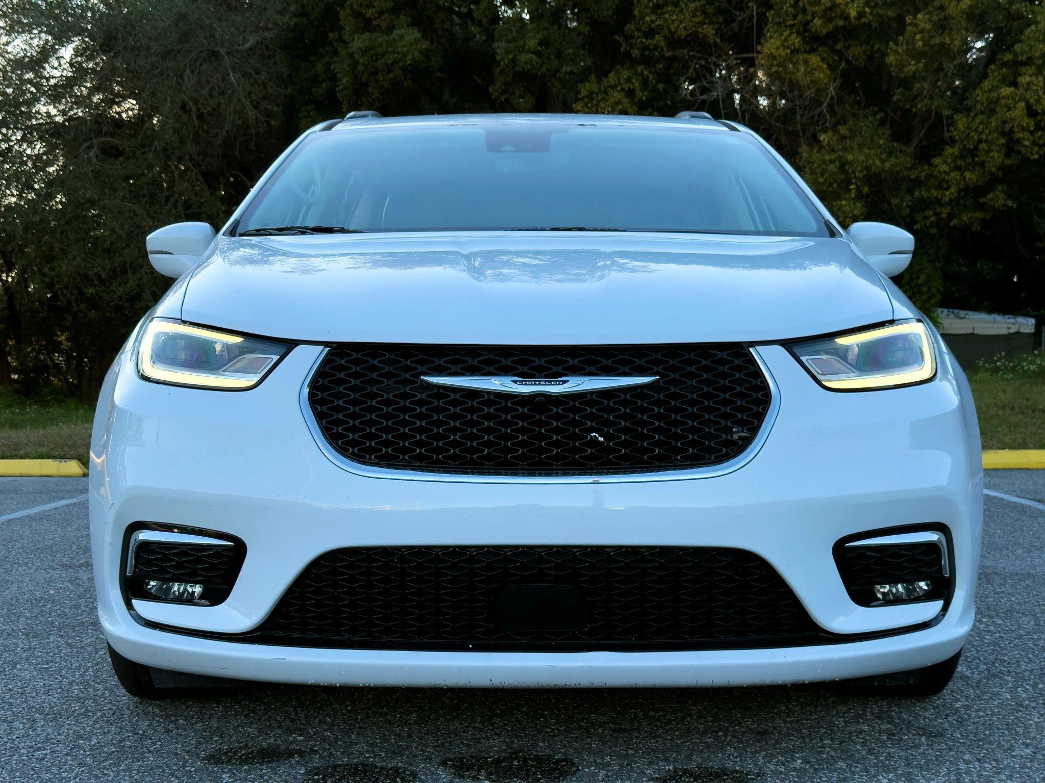 Chrysler Pacifica Touring L - Thumbnail 3