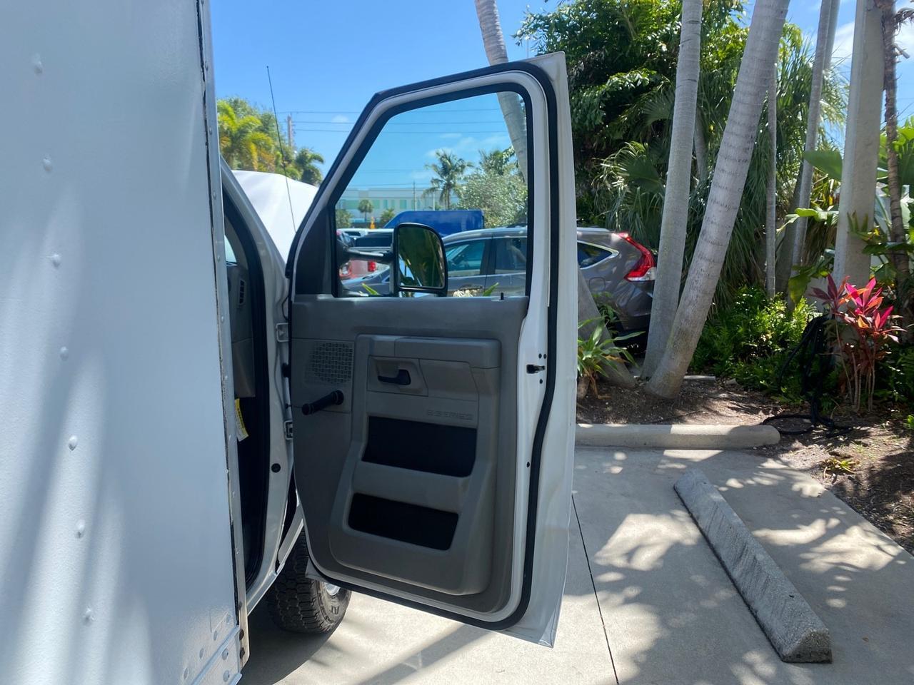 Ford Econoline Commercial Cutaway - Thumbnail 12