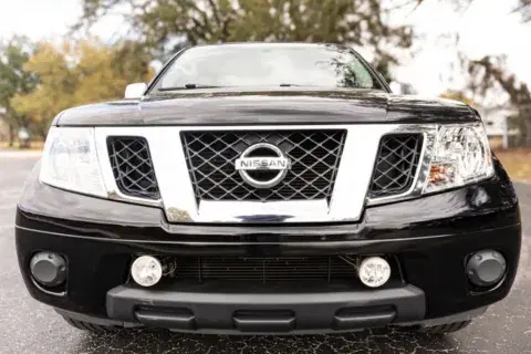 Nissan Frontier Crew Cab Sv Pickup 4D 5 Ft - Thumbnail 3