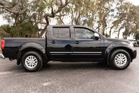 Nissan Frontier Crew Cab Sv Pickup 4D 5 Ft - Thumbnail 5