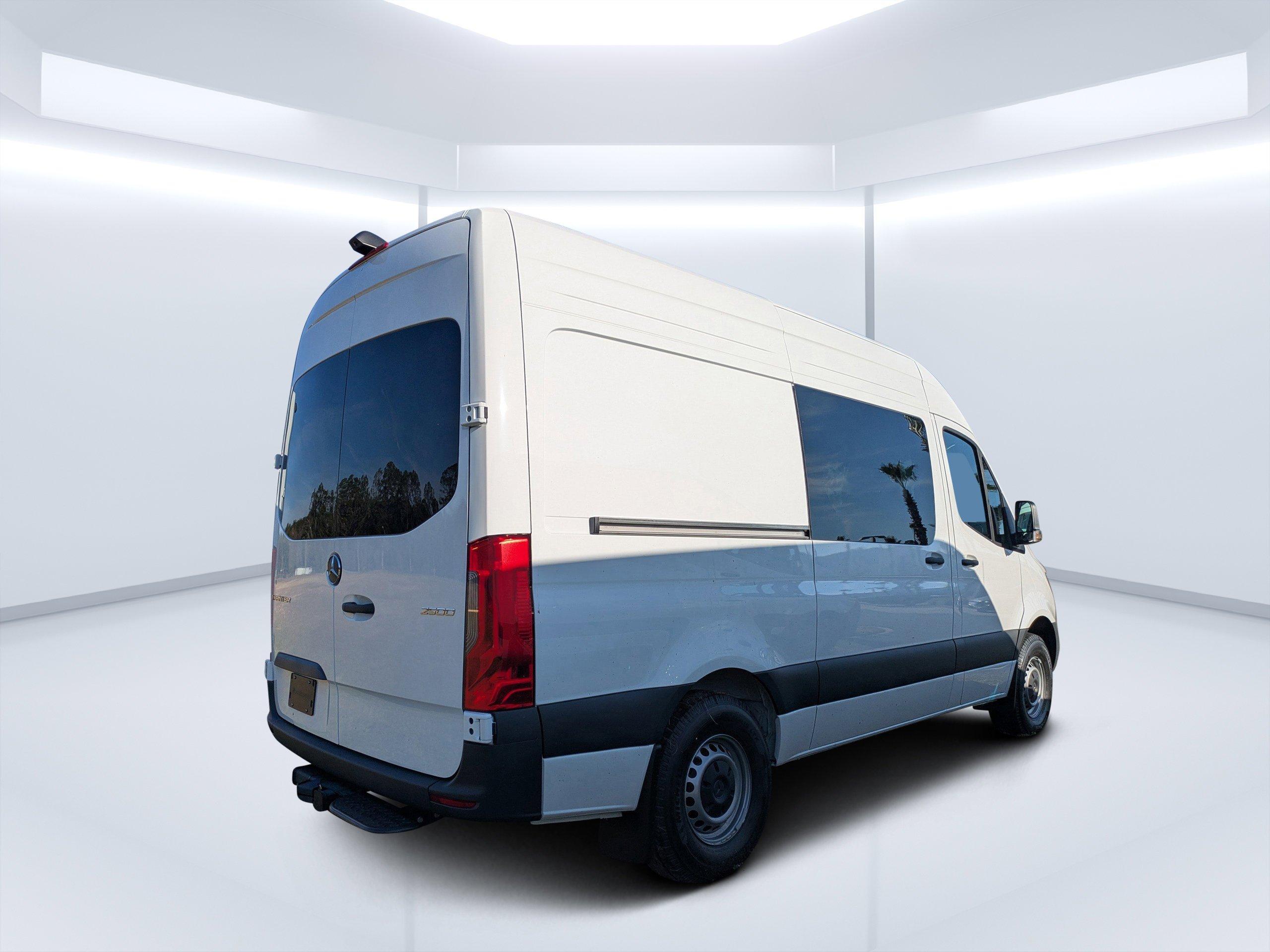 Mercedes-Benz Sprinter Crew Van 144 Wb Rwd Van - Thumbnail 4