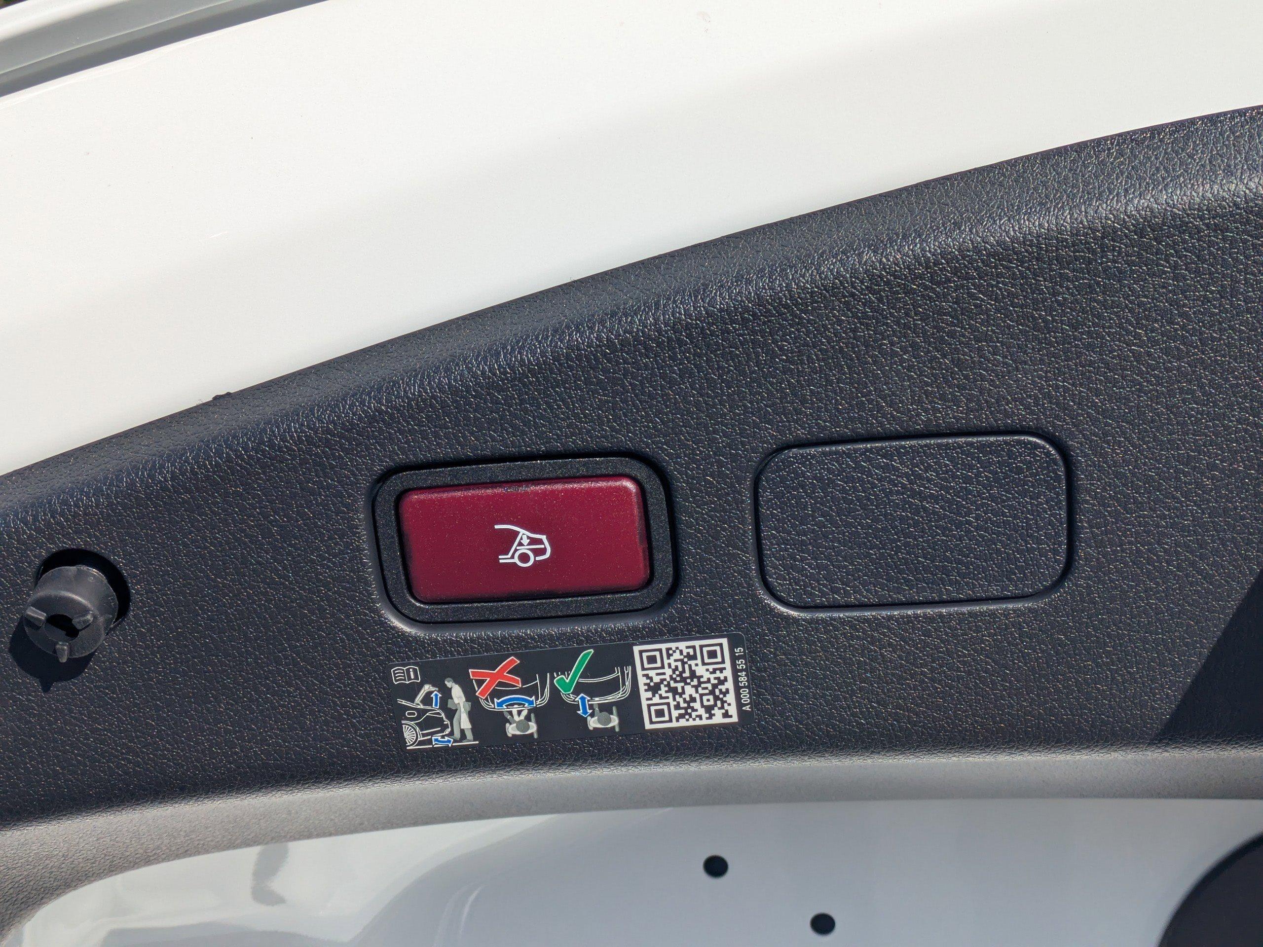 Mercedes-Benz Cle Convertible Amg® 53 4Matic®+ Cabriolet With Navigation & Awd - Thumbnail 14