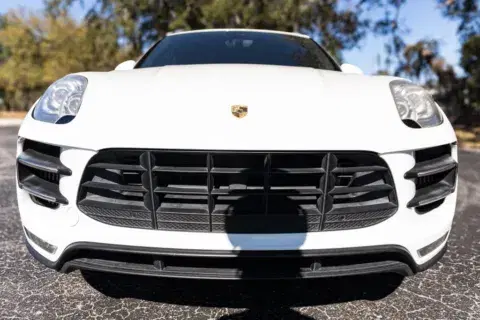Porsche Macan Turbo Sport Utility 4D - Thumbnail 3
