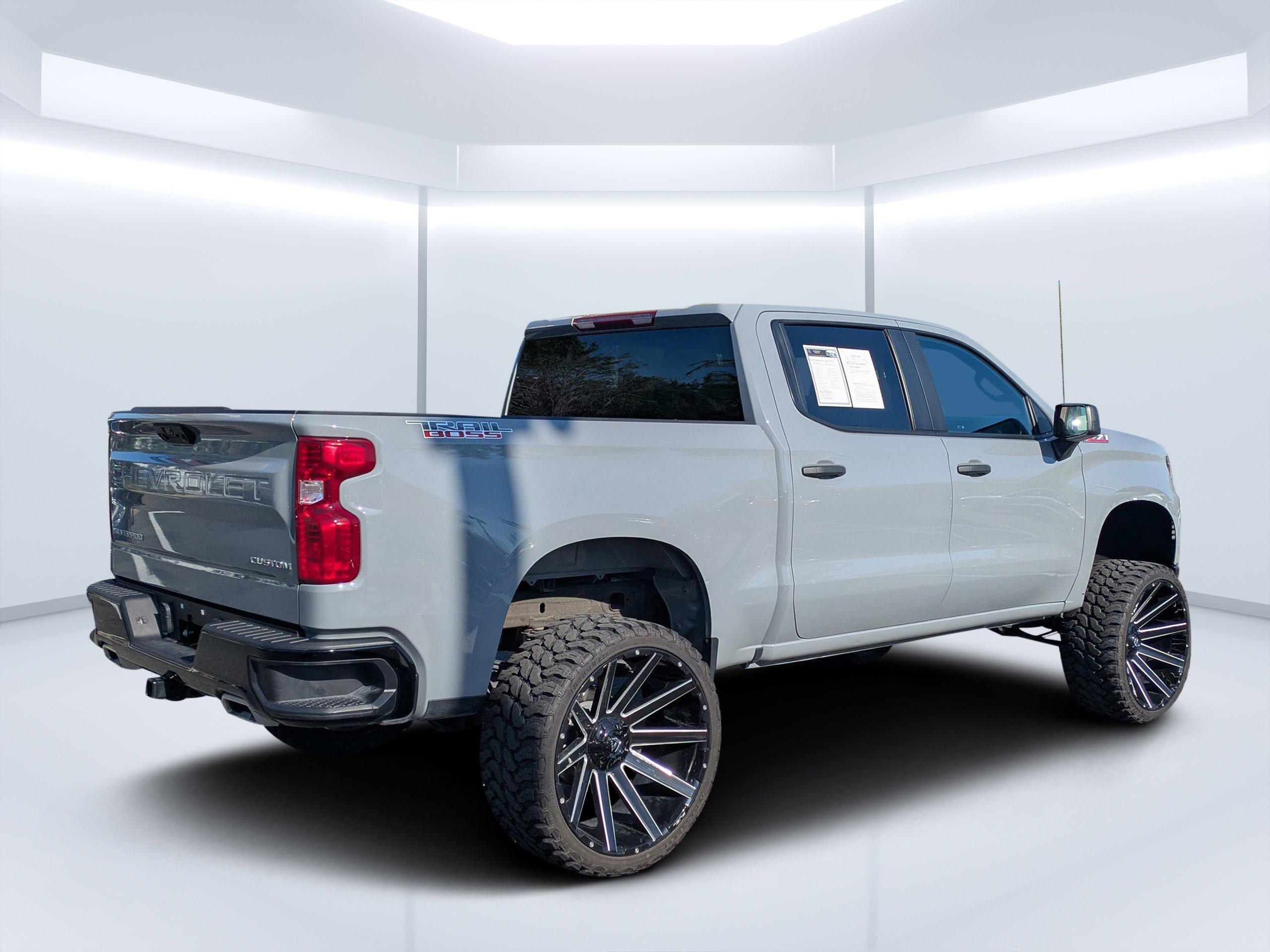 Chevrolet Silverado 1500 Crew Cab Pickup Custom Trail Boss With Navigation & 4Wd - Thumbnail 4