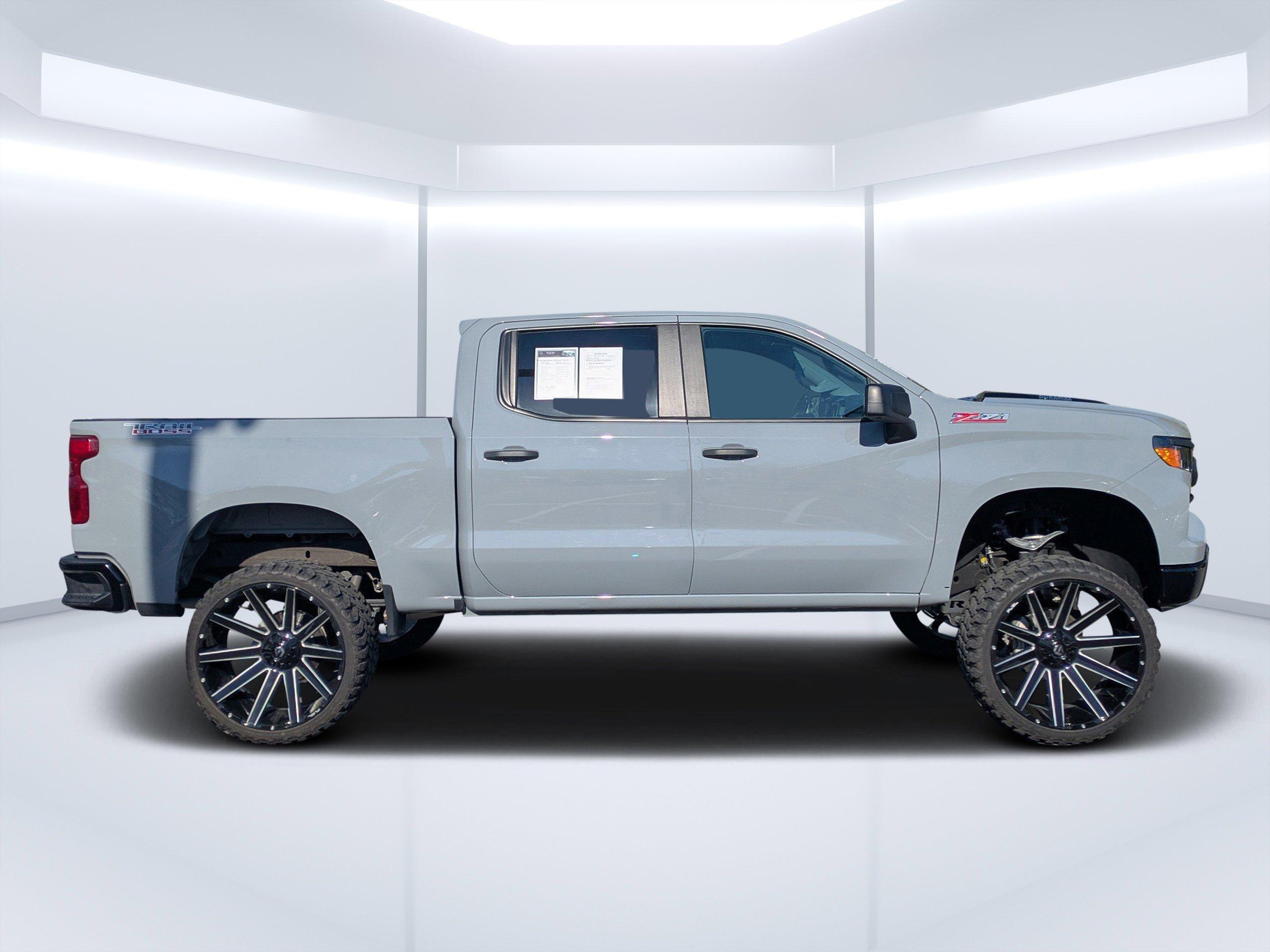 Chevrolet Silverado 1500 Crew Cab Pickup Custom Trail Boss With Navigation & 4Wd - Thumbnail 3