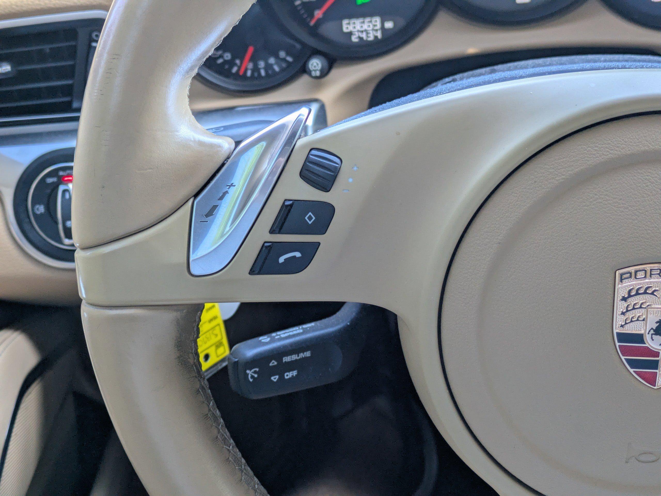 Porsche 911 Convertible Carrera With Navigation - Thumbnail 18