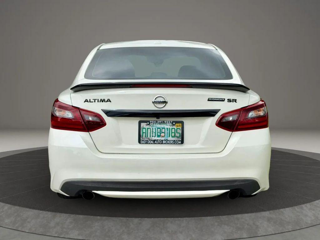 Nissan Altima - Thumbnail 8