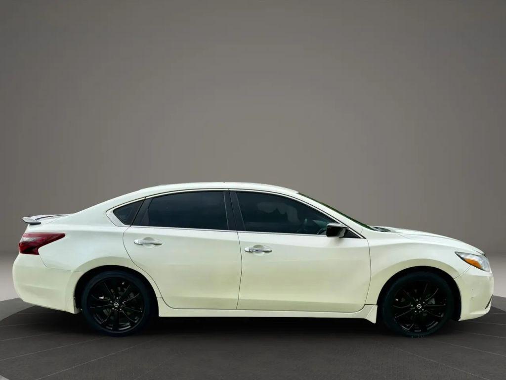 Nissan Altima - Thumbnail 6