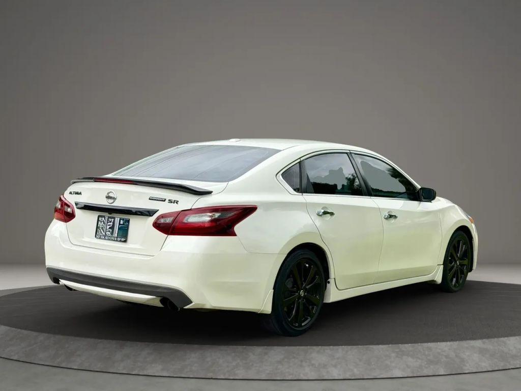 Nissan Altima - Thumbnail 7