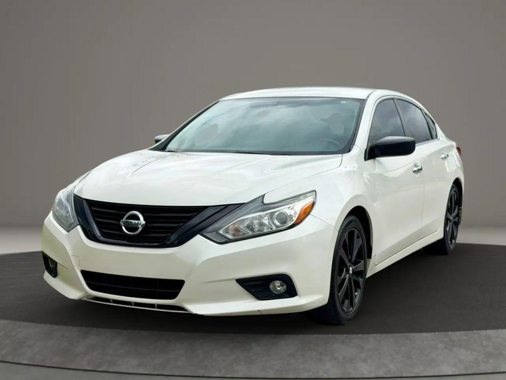 Nissan Altima - Thumbnail 3