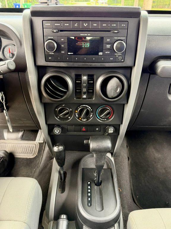 Jeep Wrangler - Thumbnail 2