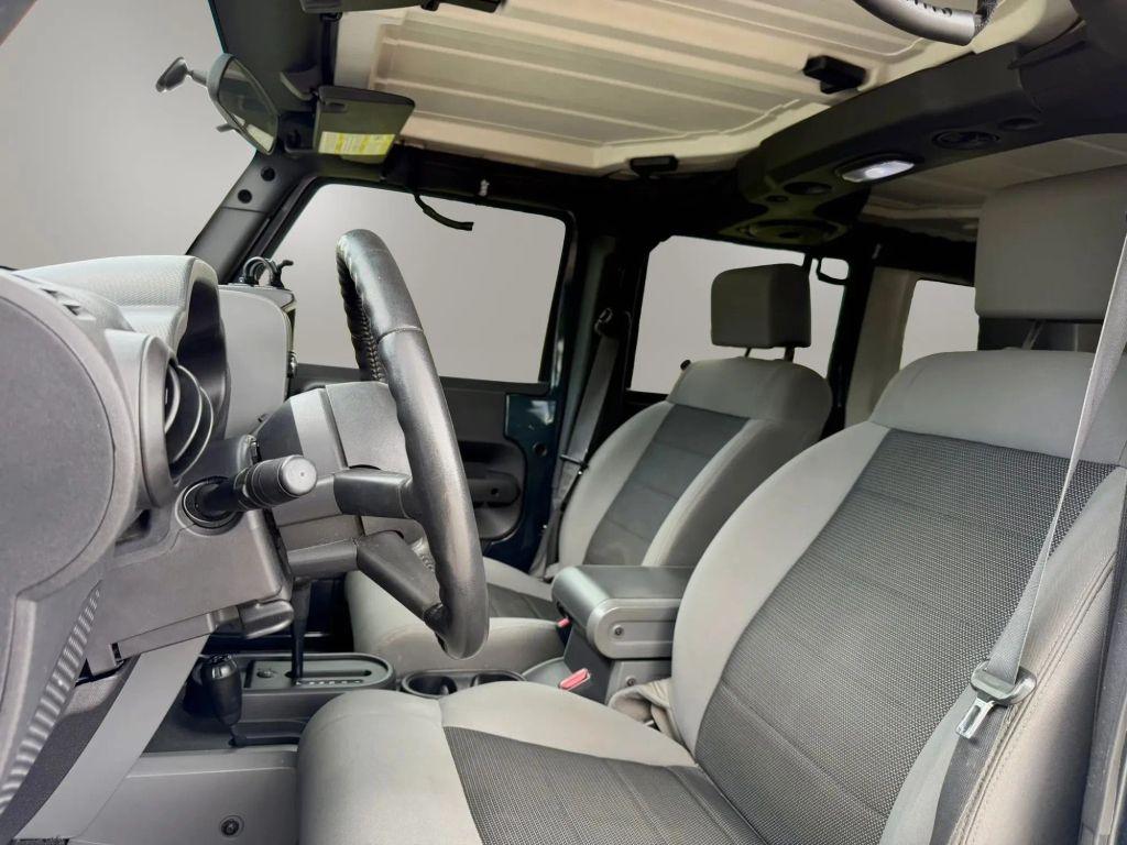 Jeep Wrangler - Thumbnail 12