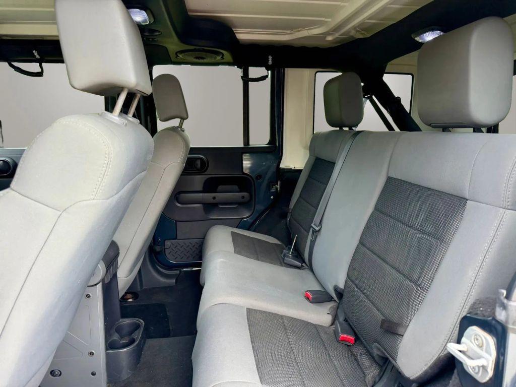 Jeep Wrangler - Thumbnail 13