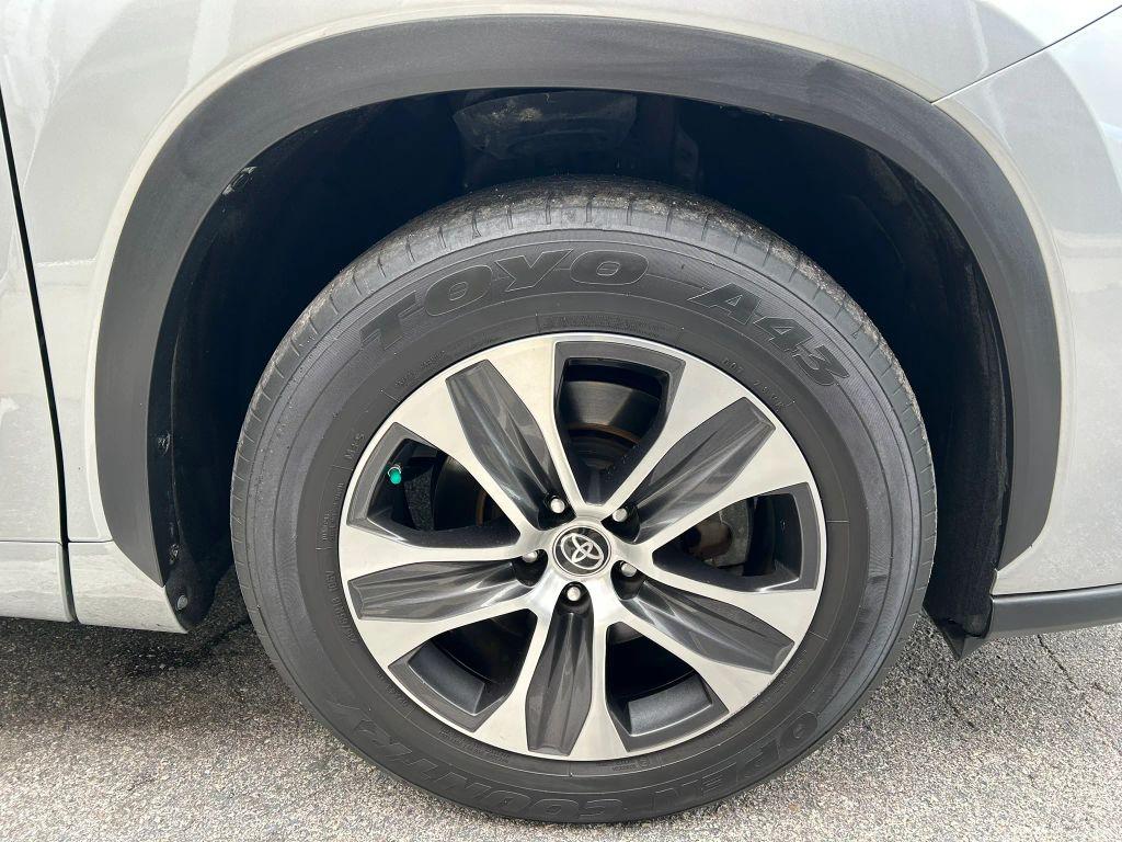 Toyota Highlander Hybrid - Thumbnail 2