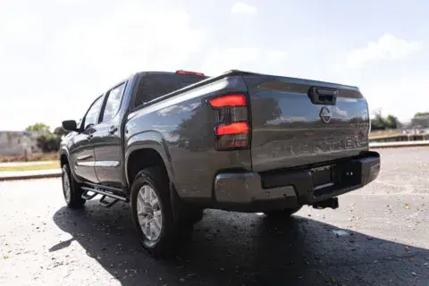 Nissan Frontier Crew Cab Sv Pickup 4D 5 Ft - Thumbnail 5