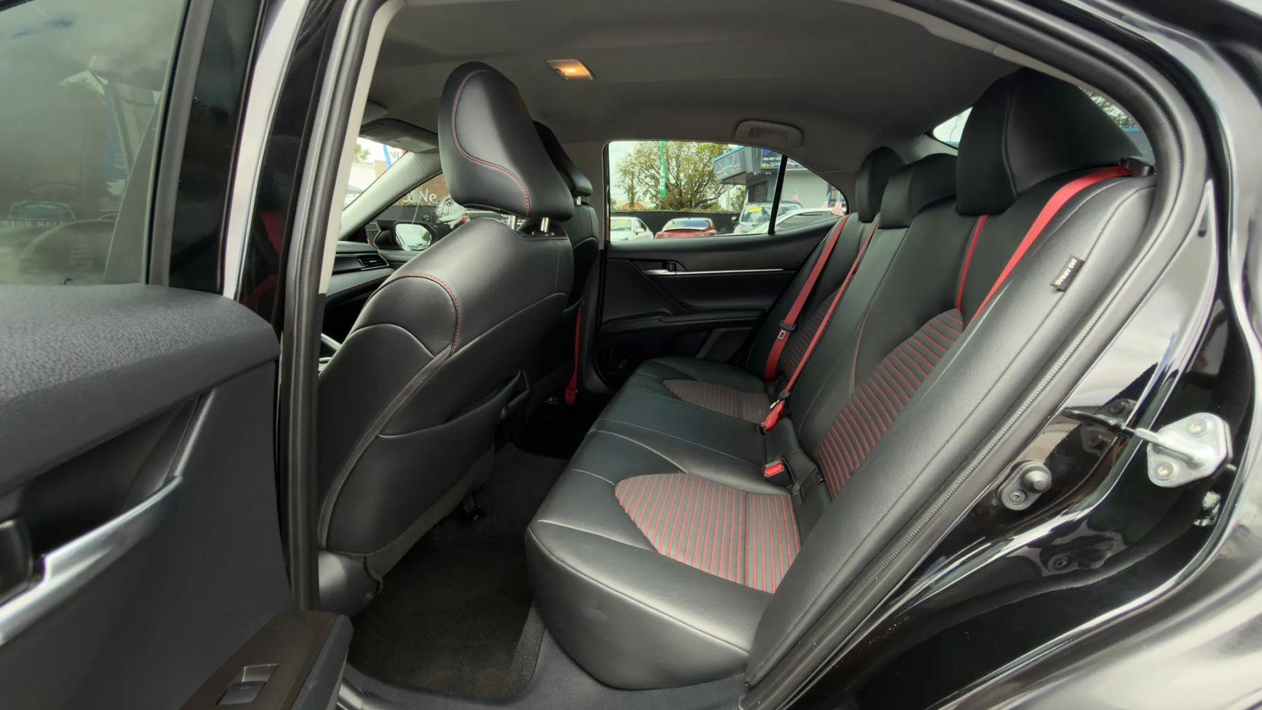 Toyota Camry - Thumbnail 2