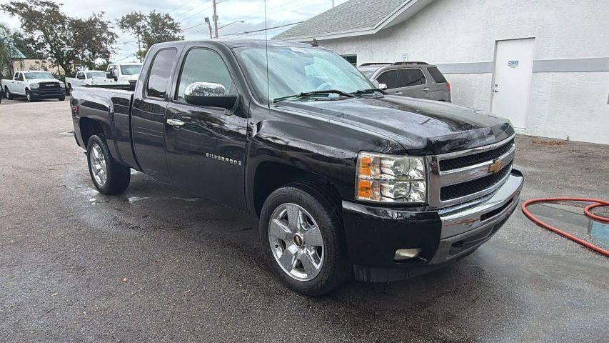 Chevrolet Silverado 1500 Extended Cab - Thumbnail 2