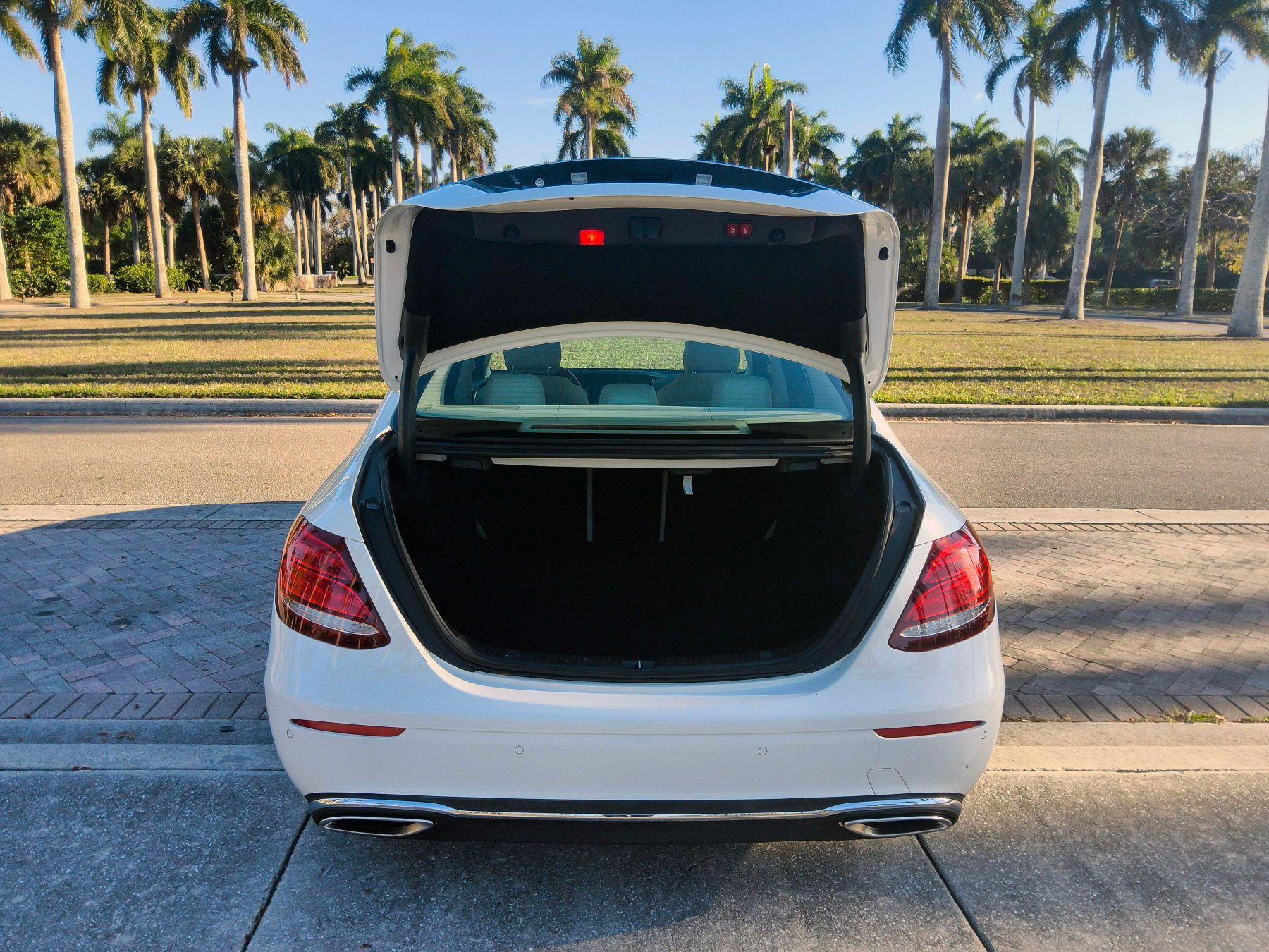 Mercedes-Benz E-Class - Thumbnail 16