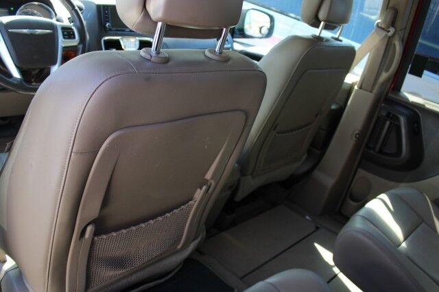 Chrysler Town & Country - Thumbnail 16
