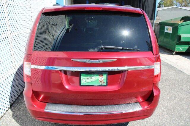 Chrysler Town & Country - Thumbnail 6