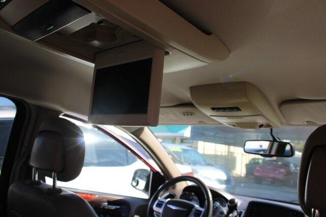 Chrysler Town & Country - Thumbnail 20