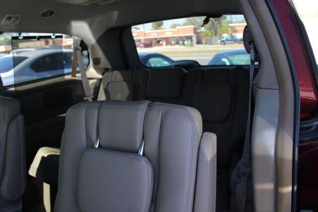 Chrysler Town & Country - Thumbnail 15