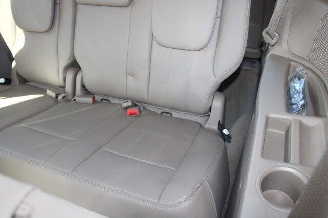 Chrysler Town & Country - Thumbnail 17