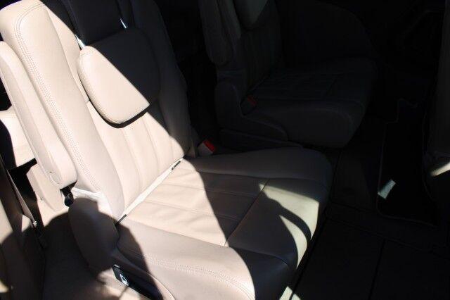Chrysler Town & Country - Thumbnail 18