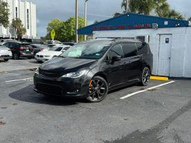 Chrysler Pacifica - Thumbnail 2