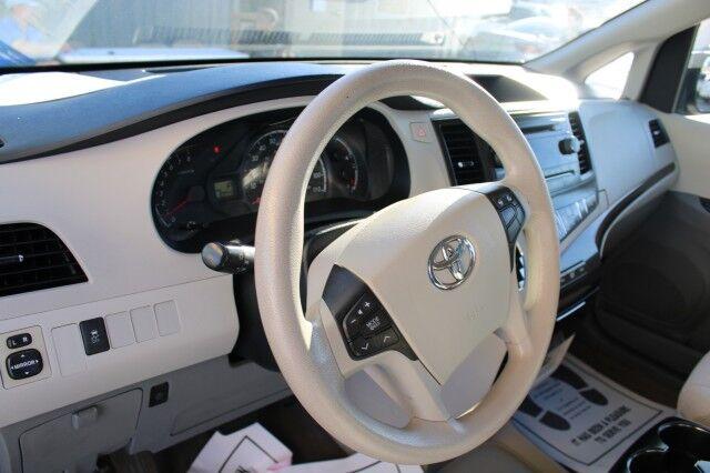 Toyota Sienna - Thumbnail 8