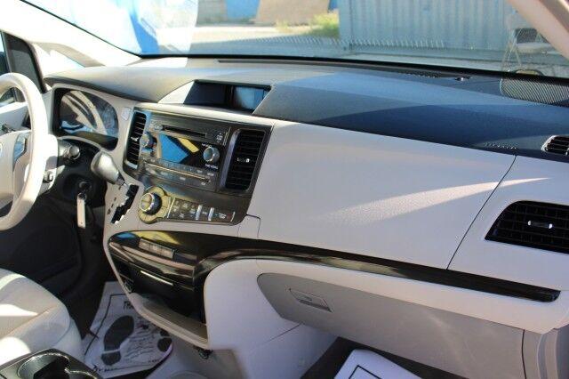 Toyota Sienna - Thumbnail 9