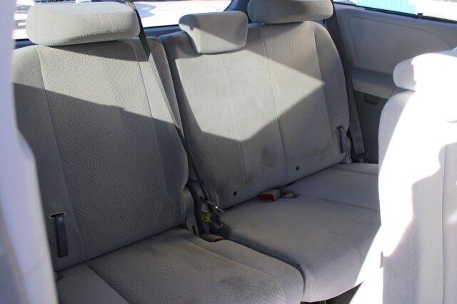 Toyota Sienna - Thumbnail 19