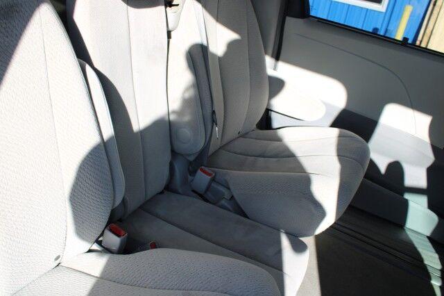 Toyota Sienna - Thumbnail 16