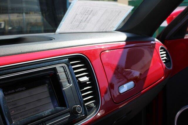 Volkswagen Beetle 2.0T Convertible - Thumbnail 20