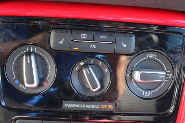 Volkswagen Beetle 2.0T Convertible - Thumbnail 19