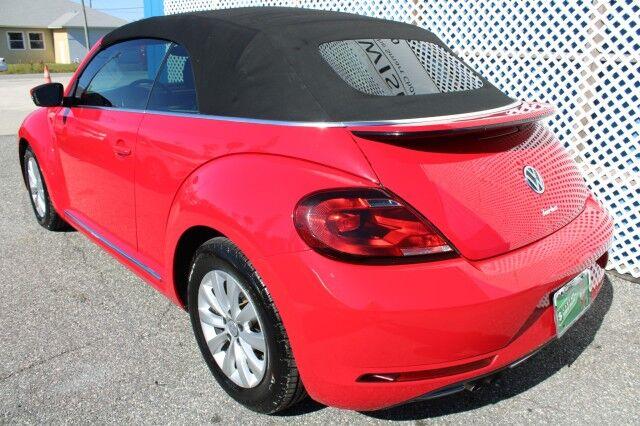 Volkswagen Beetle 2.0T Convertible - Thumbnail 3