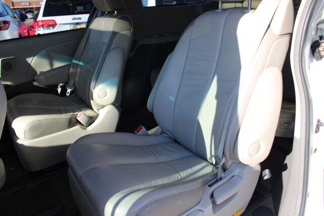 Toyota Sienna - Thumbnail 10