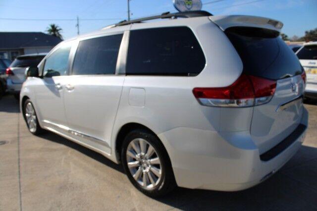 Toyota Sienna - Thumbnail 4